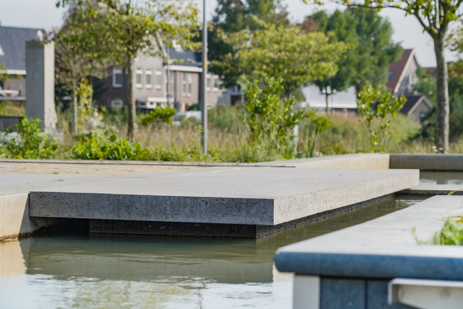 Grote tegels worden gebruikt als stapstenen in het water, elementen die uitnodigen tot interactie en beweging (foto: Robert Koelewijn Fotografie)