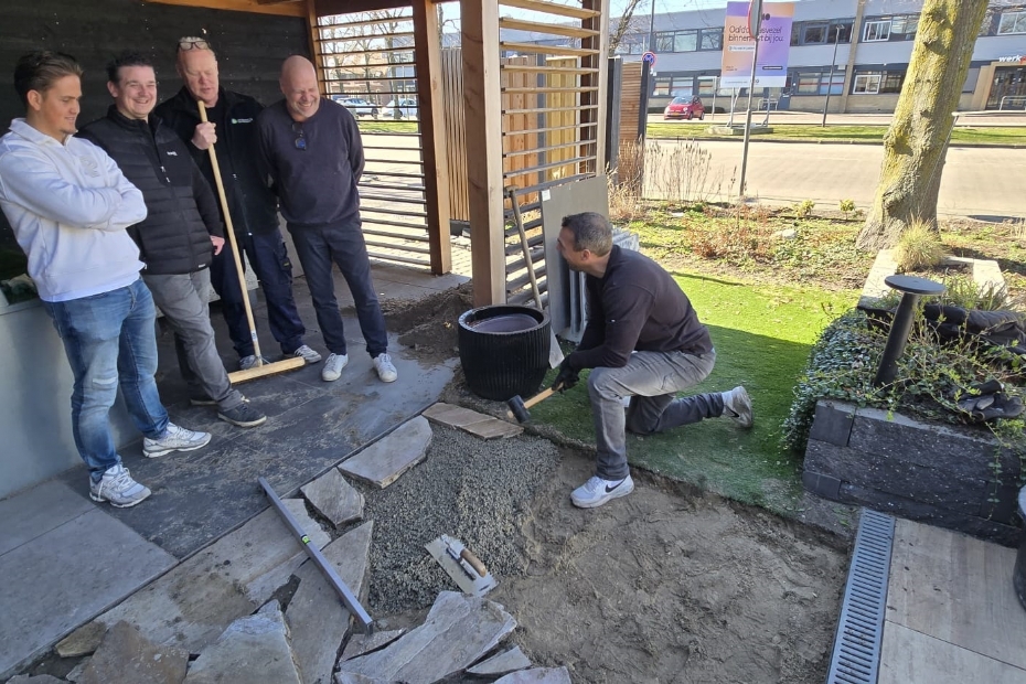 Frank van Leeuwen geeft een demo aan een groepje hoveniers
