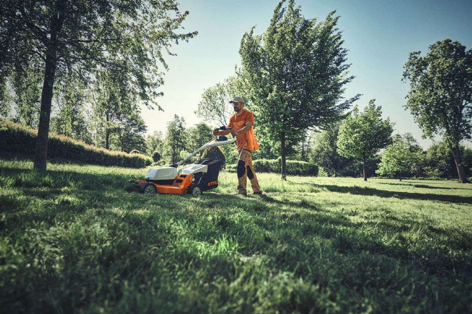 Een van de nieuwe accugrasmaaier van STIHL in 7-serie