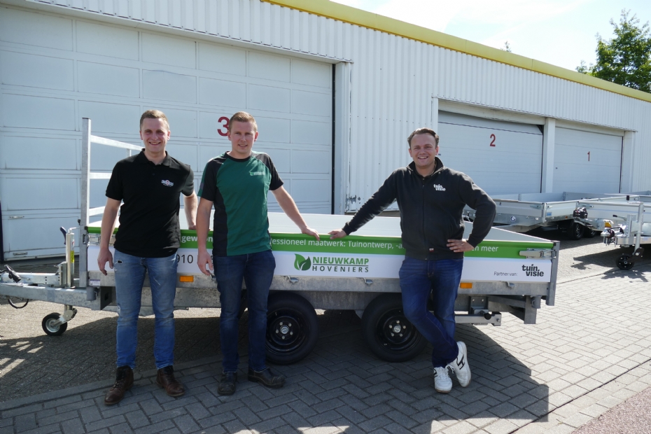  De feestelijke overhandiging vond plaats op vrijdag 9 mei bij Niekolaas Aanhangers in Vriezenveen, dealer van Hapert voor Oost-Nederland.