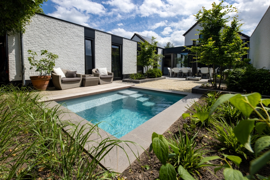 Een patiotuin in Oisterwijk is getransformeerd tot luxe oase met de plungepool als absolute blikvanger