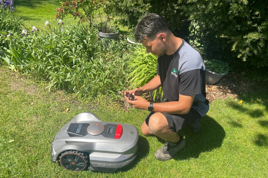 Lars Hollegien demonstreert één van de vele robotmaaiers die hij aanbiedt