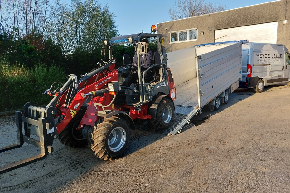 Materieel rijd je met gemak op de laadbak, zonder rijplaten