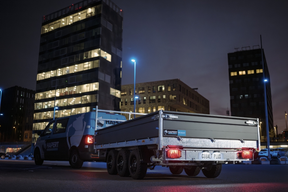 De fonkelnieuwe drieassige aanhangwagen