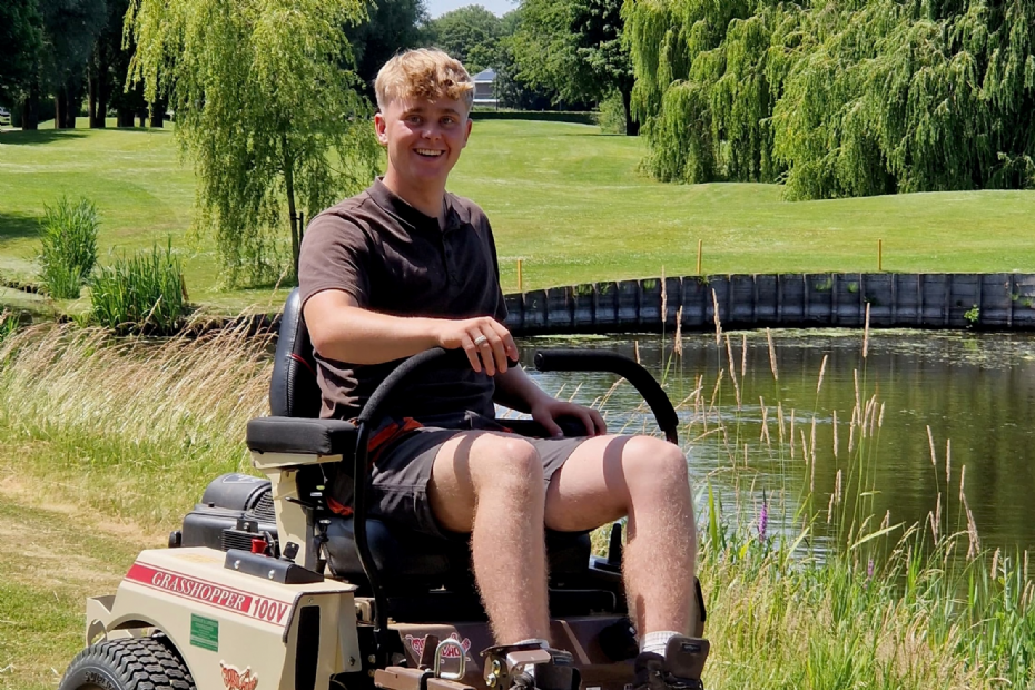 Sjon Venhuizen is bijzonder te spreken over zowel het maaibeeld als het gebruikscomfort van zijn nieuwe aanschaf: de besturing met hendels in plaats van een conventioneel stuurwiel draagt bij aan een lichte bediening.