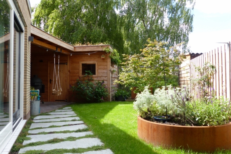 Overzicht van de tuin vanuit het huis