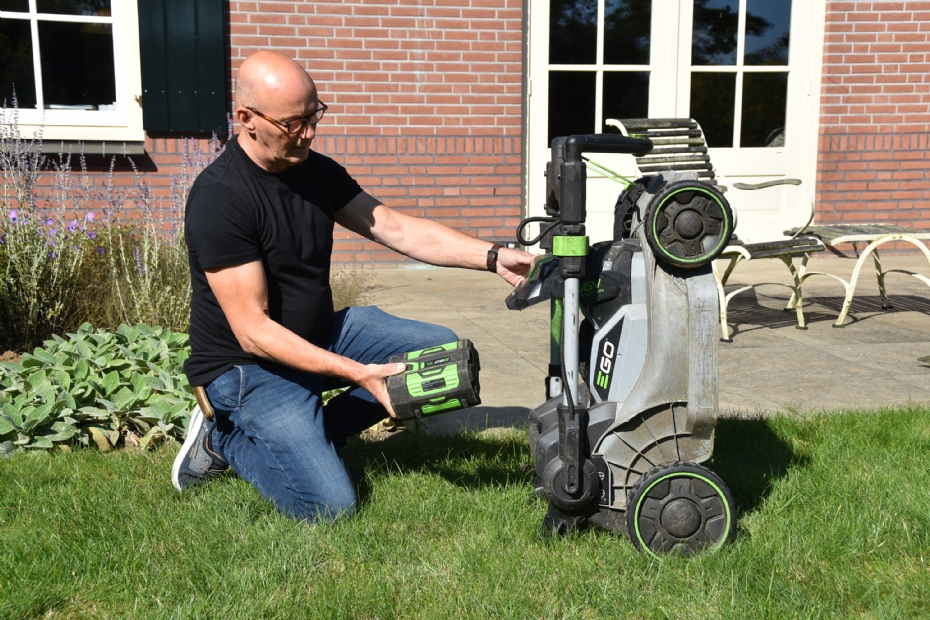 De loopmaaier bij Gebr. Arends met enkelvoudige accuhouder. In de Pro-X-versie passen twee accu's