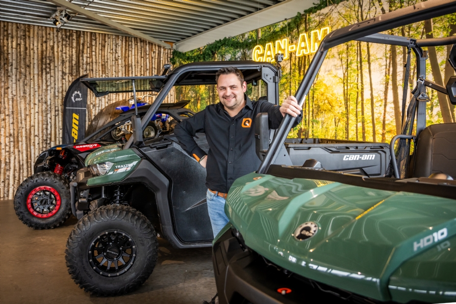 Lub Mulder (Verkoopadviseur) bij de quads en side-by-sides op het buitenterrein van Quadwinkel