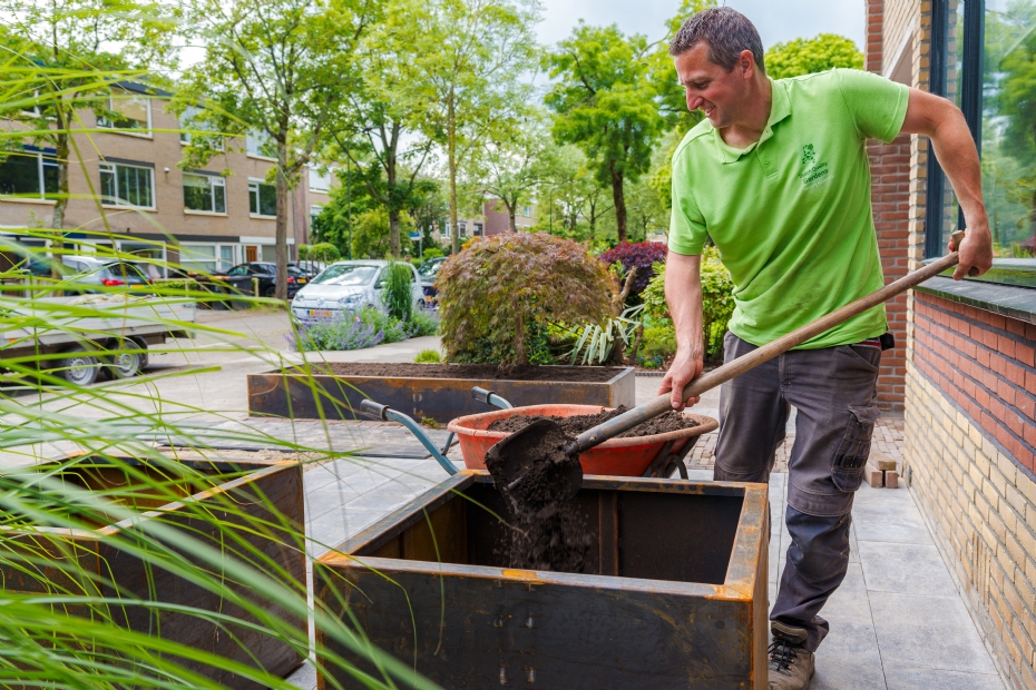 Een medewerker van Mocking Hoveniers legt een voortuin aan