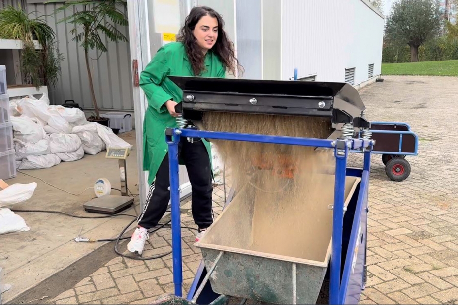 Onderzoeker van Universiteit Utrecht in actie met de FleXiever MS Garden-schudzeef