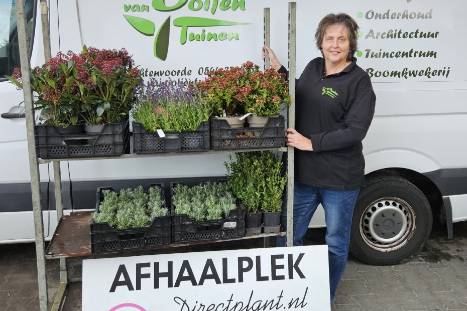 Van Ooijen Tuinen is al jaren een vast afhaalpunt voor Directplant. Op de foto Anja van Ooijen