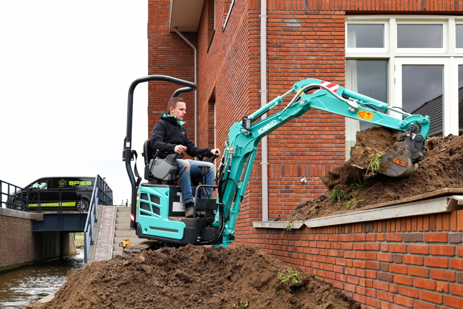 Gerrit Spies heeft veel gemak van de Kobelco-minigraver.