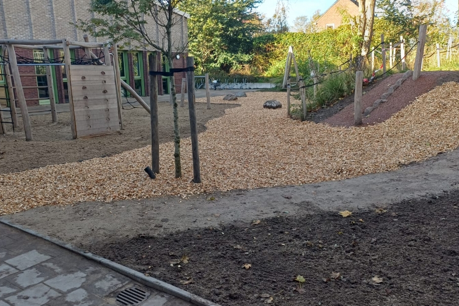 In Sint Pancras zijn 40 bigbags met in totaal 40 m³ voorgedroogde naaldhoutchips aangebracht ter vervanging van een valondergrond.