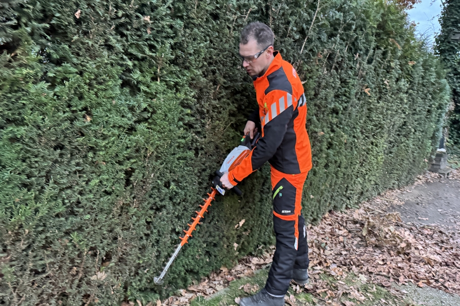 Ralph Boonen (STIHL Pro Solutions Consultant) demonstreert de STIHL HSA 140 R- accuheggenschaar.