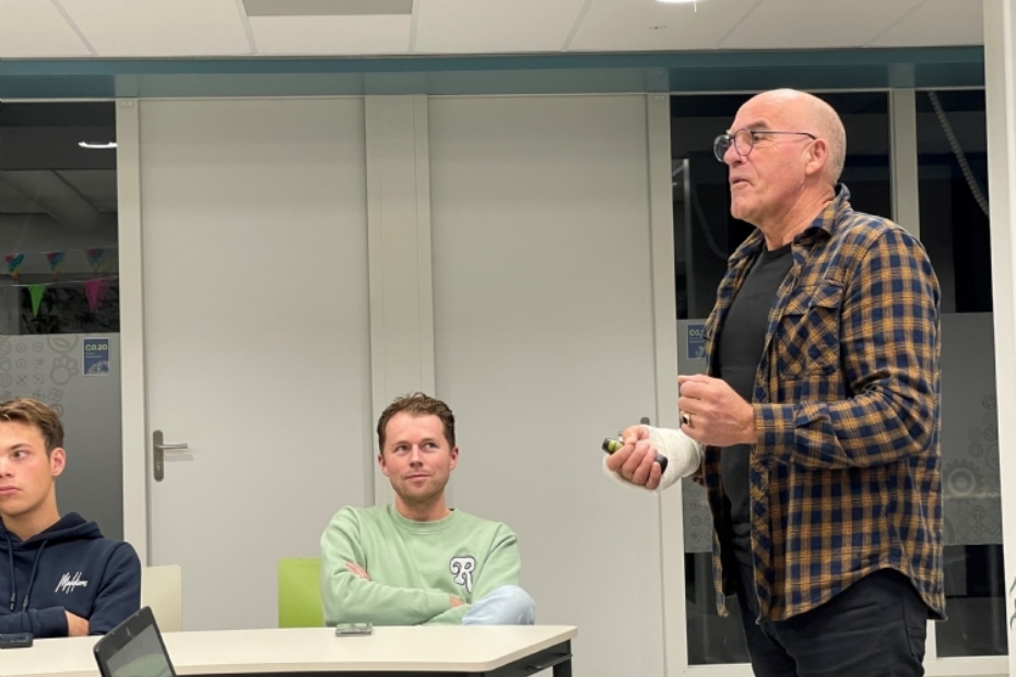 Jelle Westra verzorgt de presentatie.