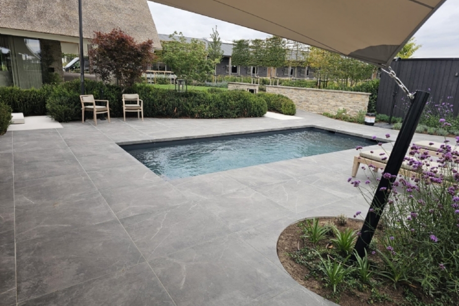 Een exclusief buitenproject waar luxe, rust en natuur samenkomen: zwembad en jacuzzi in perfecte harmonie met de tuinarchitectuur.