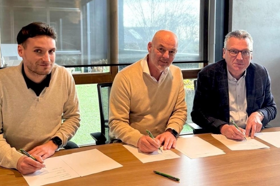 Lars van Ginkel, John Koomen en Wim van Ginkel tekenen de overeenkomst.