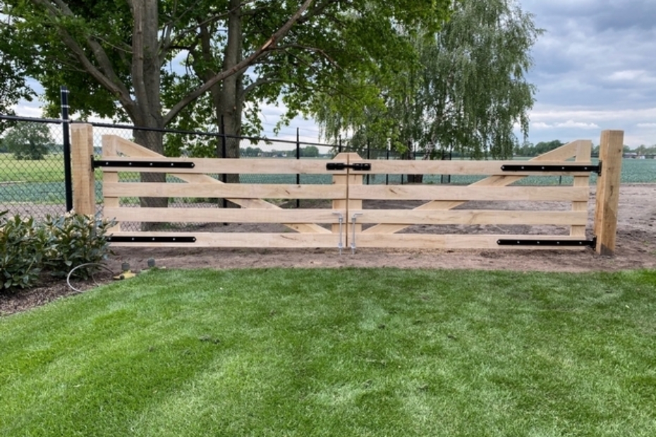 Een eiken poort, op maat gemaakt in de werkplaats.