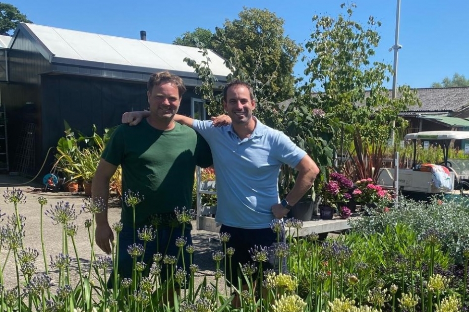 Een samenwerking die stevig geworteld is, groeit het mooist. Dat bewijzen Robert Besamusca van RB Natuurlijk Buiten en Dirk Warmerdam (links) Planta Groencentrum al zeventien jaar