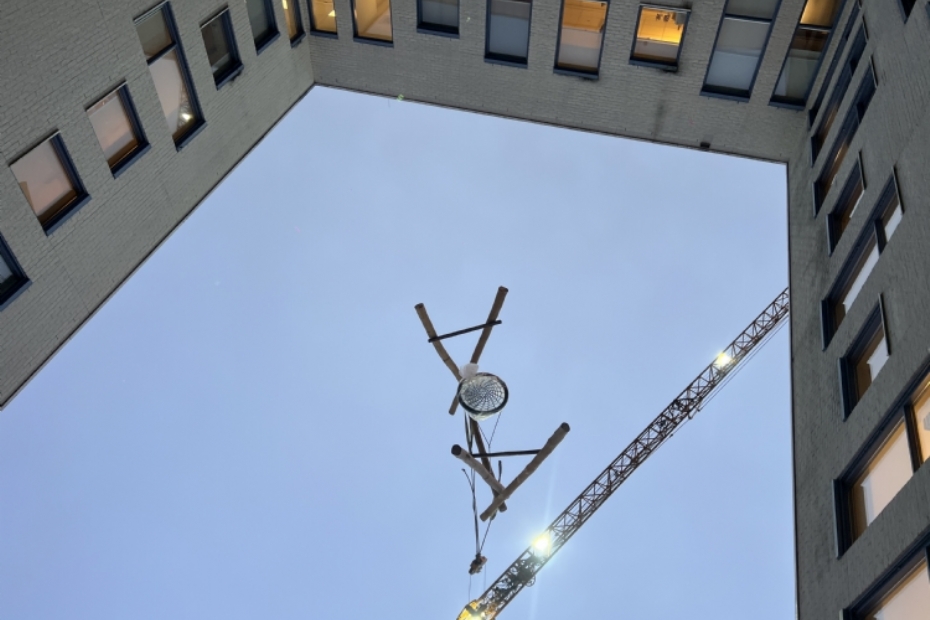 Het kraaiennest vloog door de lucht.