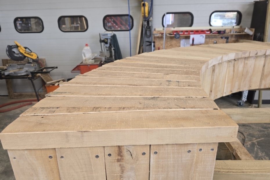 De eikenhouten bank stond in de werkplaats toen hij werd gespot door een geïnteresseerde medewerker van Gemeente Asten.