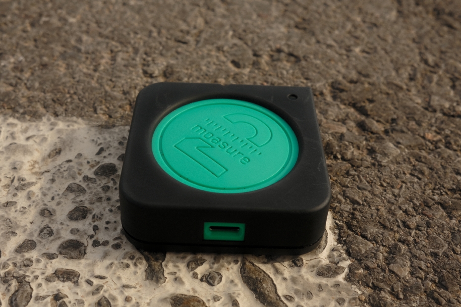 Dit is het feitelijke systeem: een schijfje zo groot als een ijshockeypuck die gekoppeld is aan een smartphone Dit is het feitelijke systeem: een schijfje zo groot als een ijshockeypuck die gekoppeld is aan een smartphone