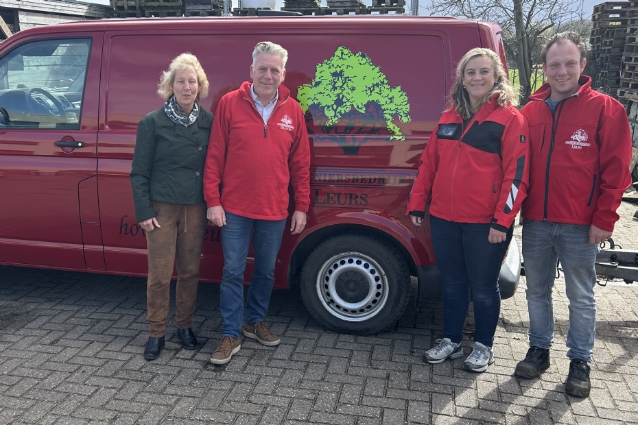 Mariska en Gé Leurs (l) met zoon en schoondochter Leonie Snoek en Koen Leurs van Hoveniersbedrijf Leurs