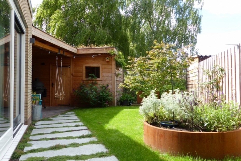De tuin vanuit het huis gezien met de plantenbak van Adezz