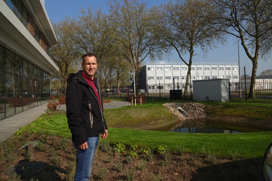 Leon van Duijnhoven staat bij een wadi naast het nieuwe bedrijfspand van VTS Boxmeer.