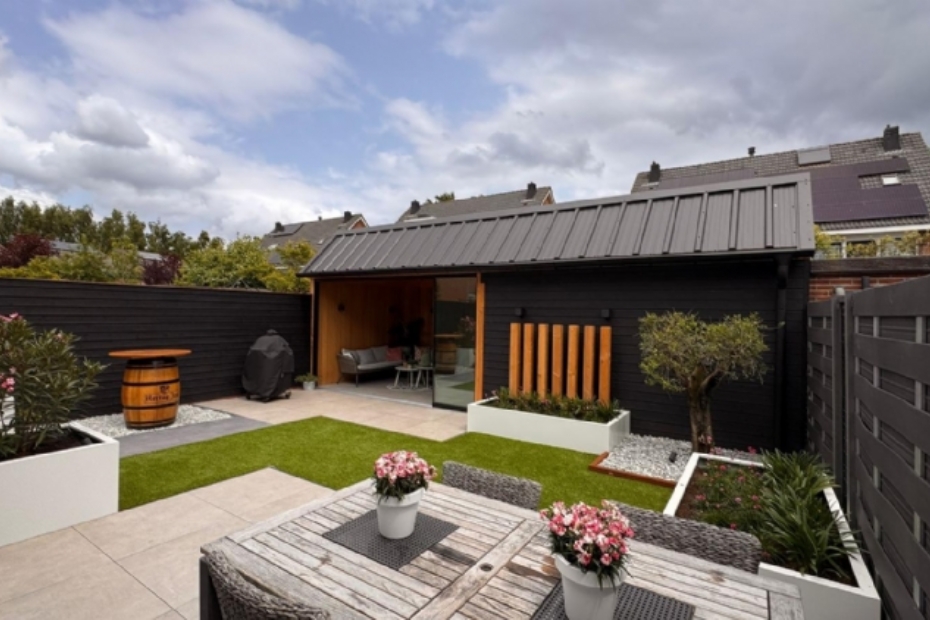 Het tuinontwerp met combinatie van verschillende houtsoorten zoals; zwart ge�mpregneerd vurenhout, thermo Ayous en blank lariks/douglas.