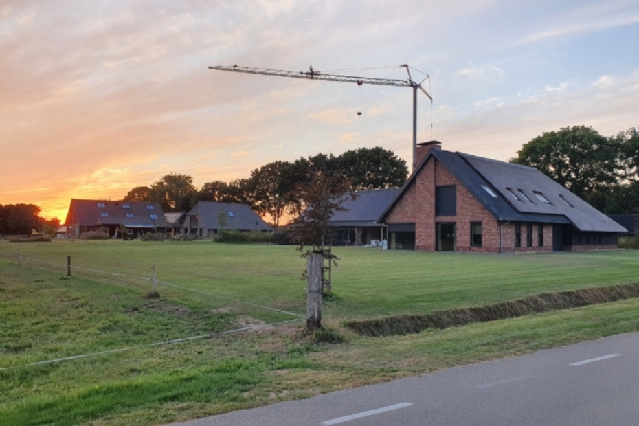 Dit is de voorkant van de woning maar de oprit zit aan de achterkant van de woning die aan de weg grenst 