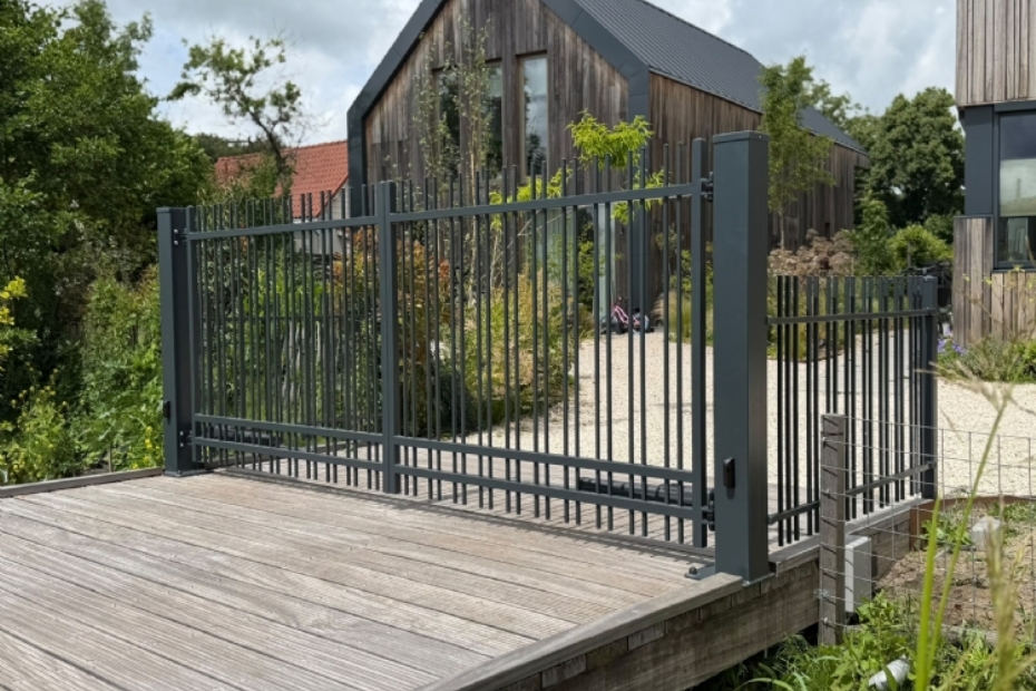 Dubbele poort op een brug met aansluitend hekwerk. 