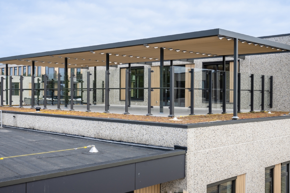De pergola overspant het volledige dakterras en is maar liefst 35 breed.